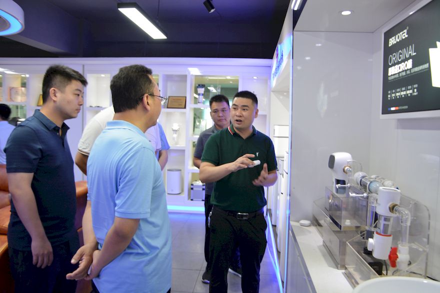 热烈欢迎通许县县委书记张云凌一行莅临贝诺特参观指导